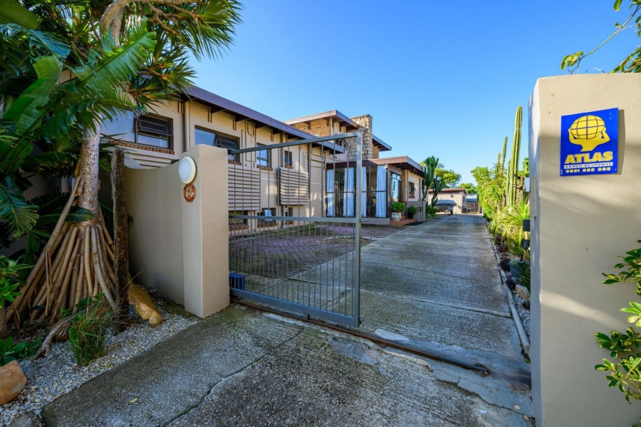 8 Bedroom Property for Sale in Summerstrand Eastern Cape